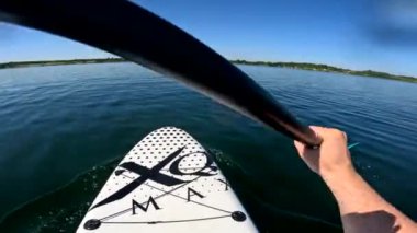 Suda kürek çeken insan görüntüsü.