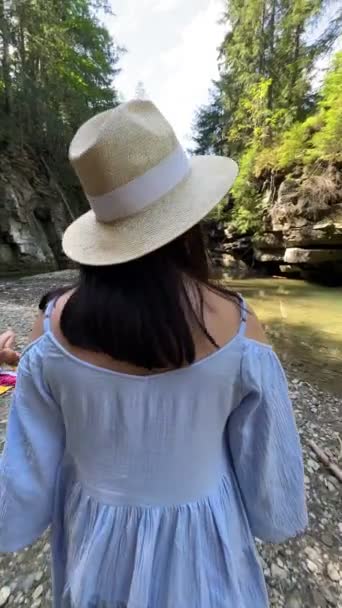 Mujer Feliz Viajero Vestido Vacaciones Verano Montaña Río — Vídeos de Stock