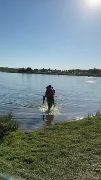 游泳夫妇夏季水活动日光浴 — 图库视频影像
