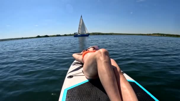 Vrouw Zonnebaden Supboard Jacht Achtergrond Zomer Zonnige Dag — Stockvideo