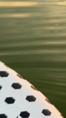 Sudaki supboard göl üzerindeki fotokopi alanının üstündeki günbatımını kapat