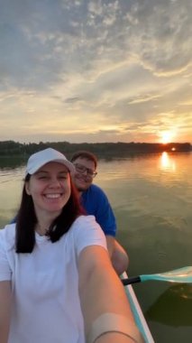 Mutlu çift gün batımında yatak başında buluşuyor.