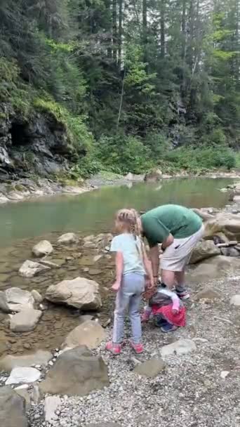 Ευτυχής Άνθρωπος Ρίχνουν Πέτρες Στο Ποτάμι Δύο Κόρη Οικογένεια — Αρχείο Βίντεο