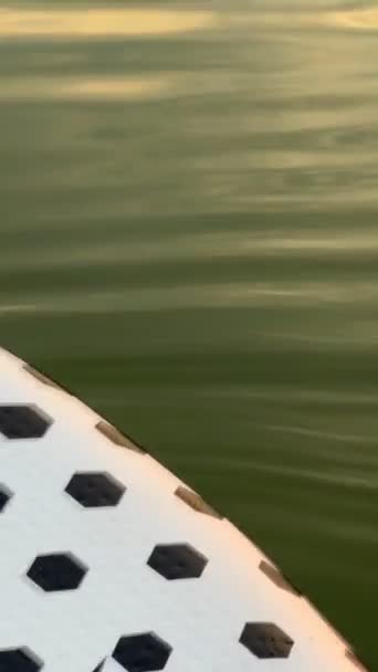湖のコピースペースの上の日没を閉じる水の上のスーパーボード — ストック動画
