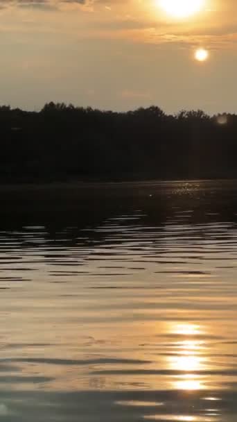 Orang Dingin Danau Saat Matahari Terbenam Supboarding Kayak — Stok Video