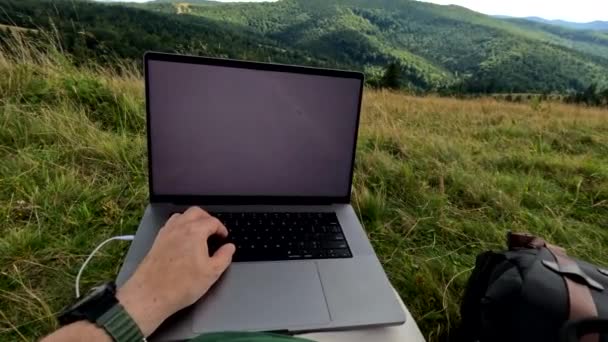 Pov Man Arbetar Laptop Bergstopp Vandring Frilans Koncept — Stockvideo