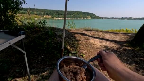 Persona Prospettiva Coppia Mangiare Spiaggia Guardando Concetto Campeggio Lago — Video Stock