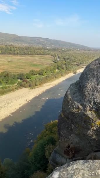 秋のシーズンから川の景色を望む岩の上に幸せな妊婦ハイカー — ストック動画