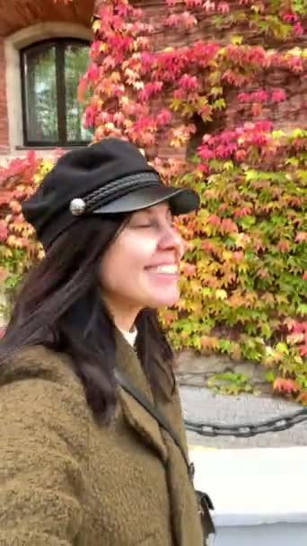Mujer Feliz Traje Otoño Caminando Por Hermosas Calles Coloridas Otoño — Vídeos de Stock