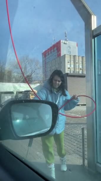 Widok Wewnątrz Kobieta Myć Samochód Wysokie Ciśnienie Czyste Stacji — Wideo stockowe