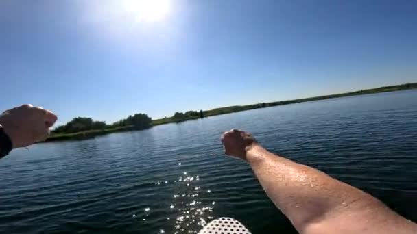バランスボードから落ちる男 夏の水活動 — ストック動画