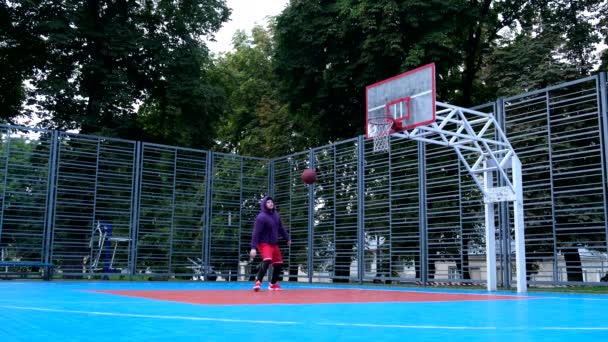 Man Basketball Court Throwing Trowing Cold Morning — Stock Video