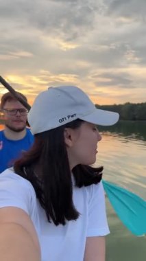 Mutlu çift gün batımında yatak başında buluşuyor.