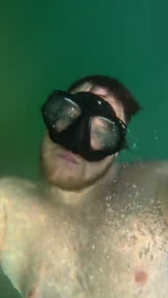 Dalgıç Maskeli Bir Adam Selfie Alıp Yaz Tatilinde Altında Yüzüyor — Stok video