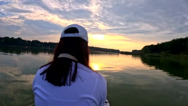 Frau Bord Bei Sonnenuntergang Aktivitäten Sommersee — Stockvideo