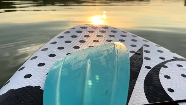 Supboard Water Close Zonsondergang Boven Het Meer Kopieerruimte — Stockvideo
