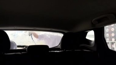 Araba yıkayan adamın içeriden görüntüsü
