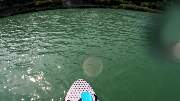 Persona Perspectiva Hombre Cayendo Supboard Azul Lago Agua — Vídeos de Stock
