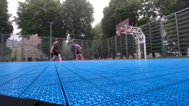 Dışarıda Basketbol Oynayan Iki Arkadaş — Stok video
