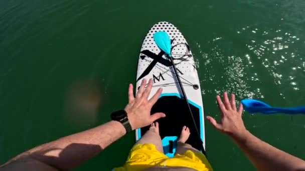 人間の視点 スーパーボードから青い湖水に落ちる男 — ストック動画