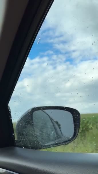 汽车靠拢时雨落在车窗上 — 图库视频影像