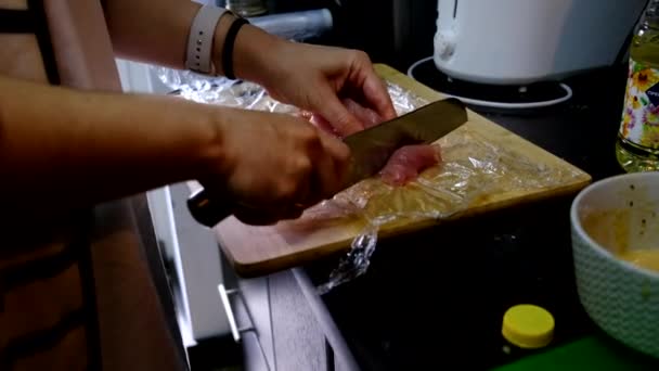 家庭用キッチンでチョップ肉を作る — ストック動画