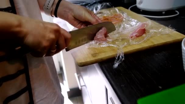 Mutfağında Pirzola Hazırlıyorum — Stok video