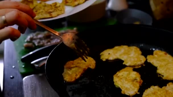 Τηγάνισμα Κρέας Κοτόπουλου Μπριζόλα Close Εγχώρια Τρόφιμα — Αρχείο Βίντεο
