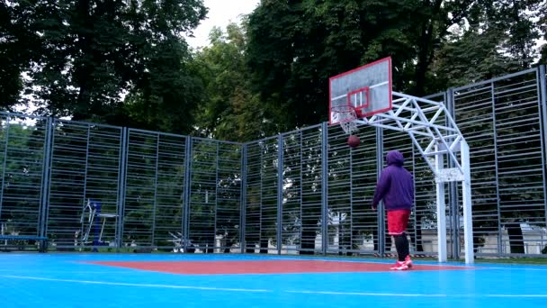 Чоловік Вулиці Баскетбольного Майданчика Кидає Холодний Ранок — стокове відео