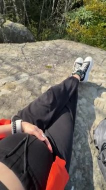 Mutlu hamile kadın yürüyüşçü kayanın tepesinde Sonbahar mevsiminden nehir manzaralı