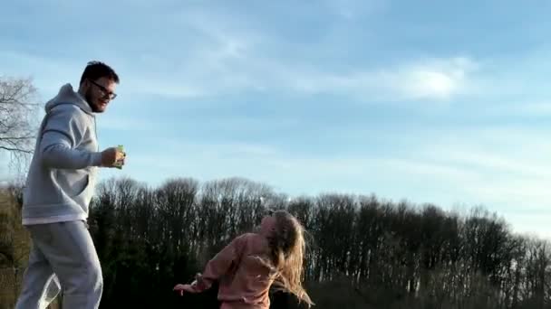 Pai Com Filha Correndo Atrás Bolhas Sabão Livre — Vídeo de Stock