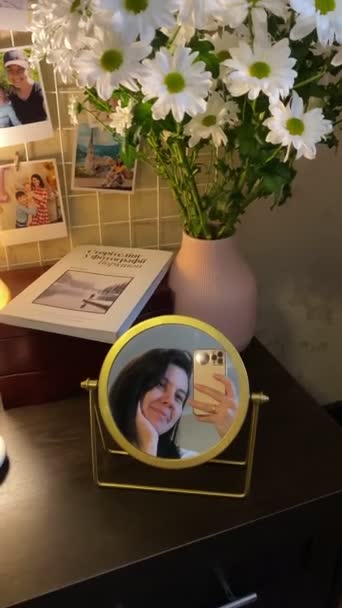 Χαμογελαστή Γυναίκα Αντανάκλαση Στον Καθρέφτη Γυρίσματα Μπουκέτο Από Λουλούδια Χαμομήλια — Αρχείο Βίντεο