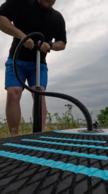 Sahildeki yaz etkinliklerinde yemek şişiren adam.