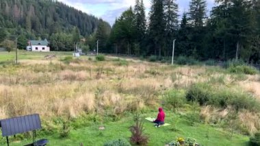 İnsan dağlarla meditasyon yapıyor. Görünüm alanı kopyalıyor.