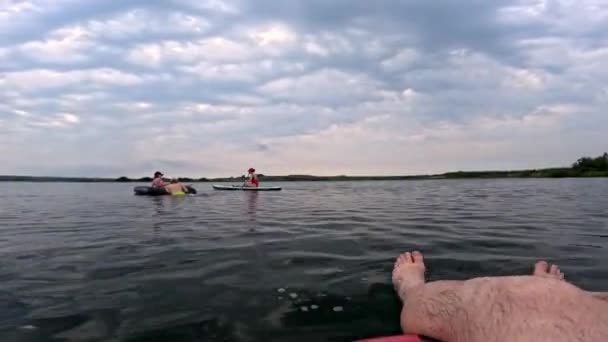 Vrienden Hebben Plezier Het Meer Drijvend Supboard Matras Zomertijd — Stockvideo