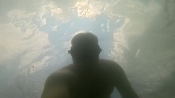 Man Neemt Selfie Zwemmen Onder Water Scuba Masker Meer Activiteiten — Stockvideo