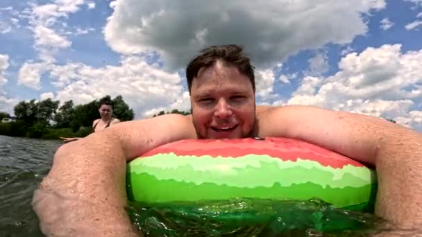 Selfie Man Hebben Plezier Met Opblaasbare Zwembad Ring Aan Het — Stockvideo