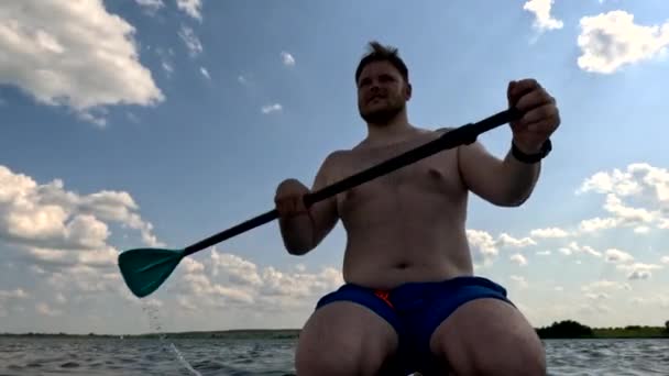 Hombre Supboard Soleado Día Verano Lago — Vídeos de Stock