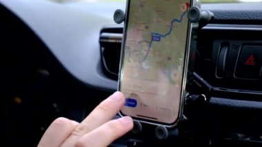 Telefondaki navigasyon. Arabayı yakına sürüyorsun.