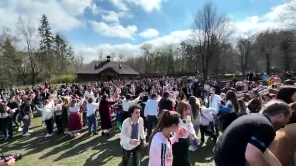 Lwów Ukraina Marca 2023 Ukraińcy Świętujący Wielkanoc Parku Publicznym Świeżym — Wideo stockowe