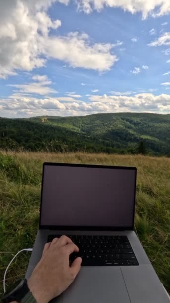 Punkt Człowiek Praca Laptop Szczyt Góry Piesze Wędrówki Freelance Koncepcja — Wideo stockowe