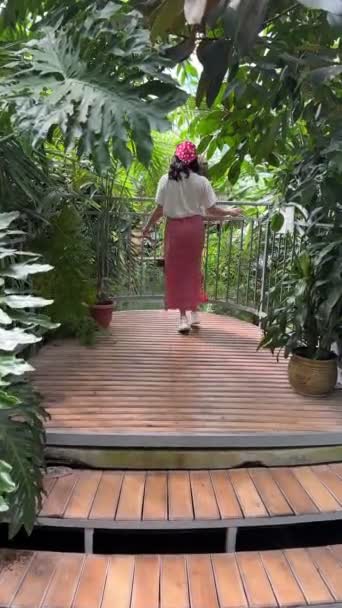 Bela Mulher Andando Por Jardim Botânico Apreciando Plantas — Vídeo de Stock