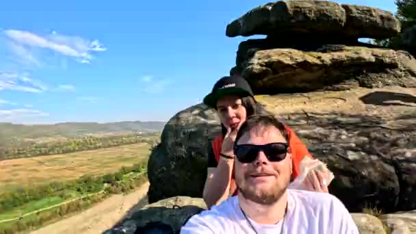 ハッピーカップル ハイキング 山の川を楽しむ岩の上の旅行者 — ストック動画
