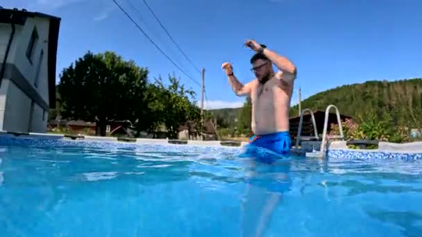 Hombre Nadando Piscina Patio Trasero Verano — Vídeo de stock