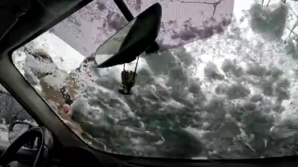 Άνθρωπος Καθαρισμού Αυτοκίνητο Από Χιόνι Μετά Από Χιονοθύελλα — Αρχείο Βίντεο