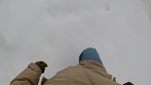 Θέα Πρόσωπο Πόδια Από Χιόνι Ευρεία Γωνία — Αρχείο Βίντεο