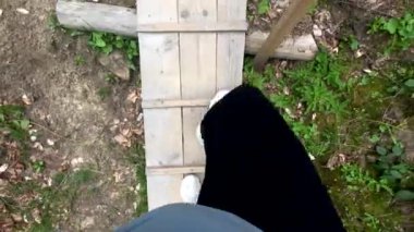 Pov adam ahşap patika insan perspektifinden yürüyor