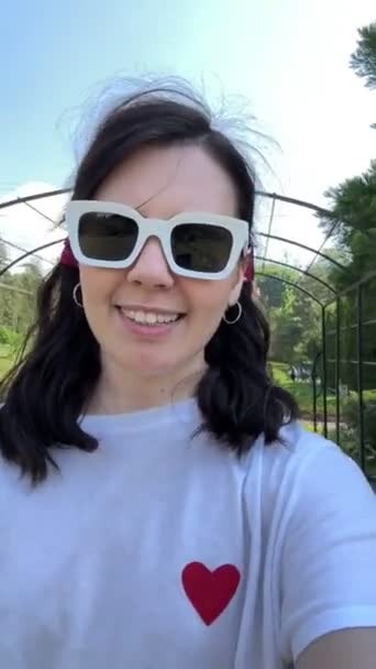 Γυναίκα Που Παίρνει Selfie Μιλώντας Στην Κάμερα Εξωτερικούς Χώρους Ηλιόλουστη — Αρχείο Βίντεο