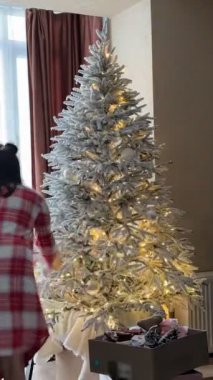 Evdeki Noel ağacını süsleyen kadının zaman aşımı
