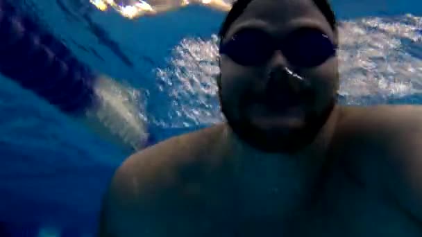 Homem Tomando Selfie Natação Atividades Desportivas Piscina — Vídeo de Stock